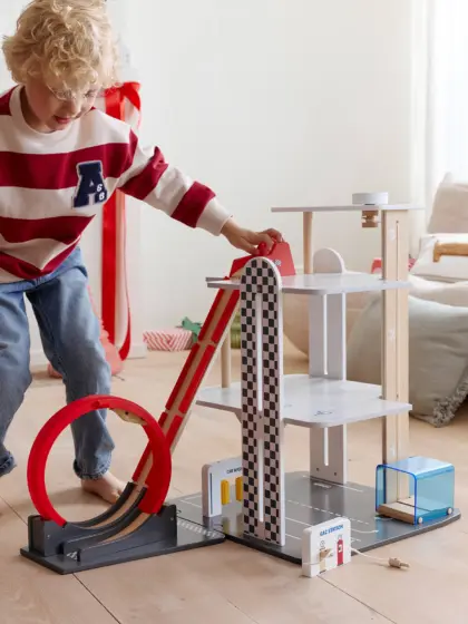 Holzspielzeug-Garage mit Looping