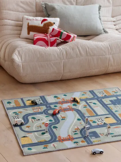 Spielteppich mit Straßenmotiv und Holzfahrzeugen FSC®