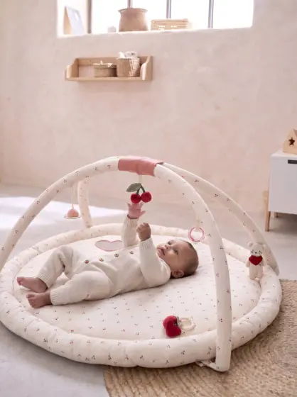 Baby Activity-Decke mit Spielbogen & Umrandung cherry