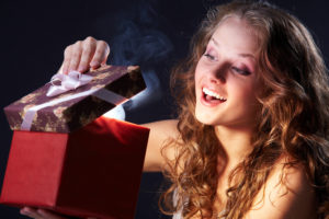 Mädchen öffnet Geschenk