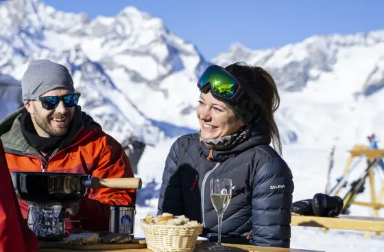 Fondue im Iglu Gstaad