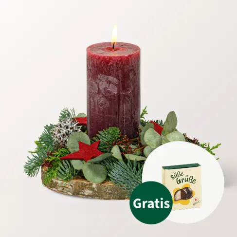 Adventsgesteck mit bordeauxfarbener Kerze
