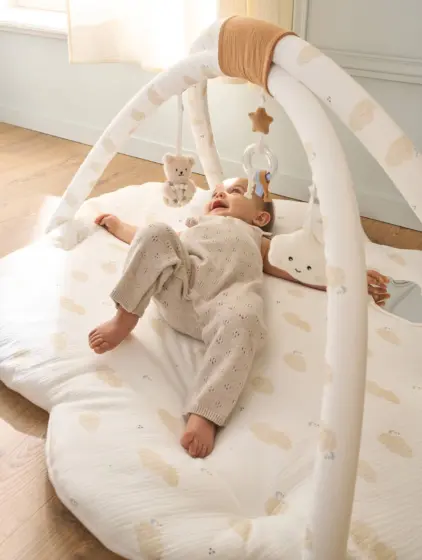 Baby Activity-Decke mit Spielbogen & Umrandung wolke