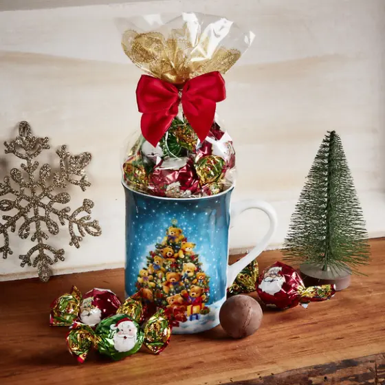 Kaffeetasse "Bärchen Weihnachtsbaum" gefüllt mit Pralinen